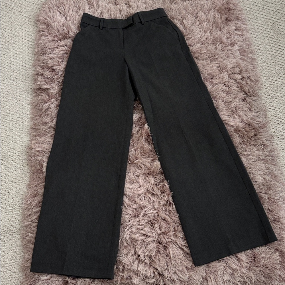 Express editor Charcoal Trousers. Size 2Regular
Two front pockets. Relaxed fit.